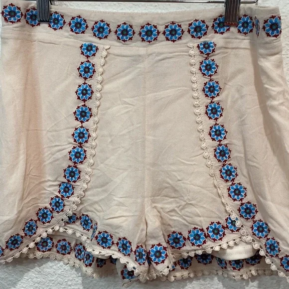 Blue Rain Francesca's Bohemian Embroidered Scalloped Elastic Back Waist Shorts M - Picture 2 of 5